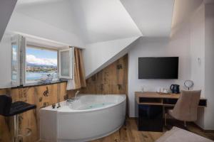 Televízia a/alebo spoločenská miestnosť v ubytovaní Top rooms + 37 fotografií