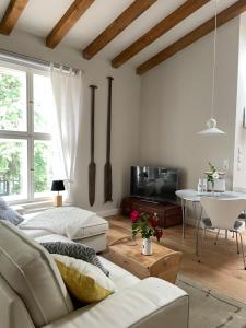 een woonkamer met een bank en een tafel bij Ferienwohnungen an der Stadtvilla Rheinsberg in Rheinsberg