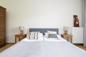 Un dormitorio con una gran cama blanca con almohadas. en Apartament z Tarasem by Noclegi Renters, en Szczecin 14 fotos más
