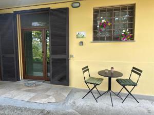een tafel en stoelen voor een gebouw bij Casa vacanze Il Poggio in Fabro