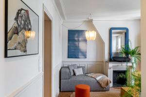 Una sala de estar con una silla y una chimenea. en Trendy staycation in Saint-Mandé, en Saint-Mandé