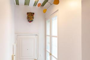 um quarto com uma máscara de tigre na parede em GuestReady - Parisian bliss near the Louvre Museum em Paris