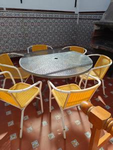 une table et des chaises en verre dans une pièce dans l'établissement Almaden 3, à Castilblanco de los Arroyos