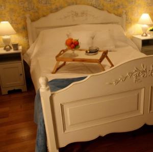 A bed or beds in a room at Astoria Retreat Bed & Breakfast