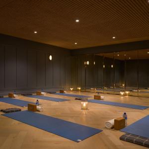uma sala de ioga com tapetes azuis no chão em Inchydoney Island Lodge & Spa em Clonakilty