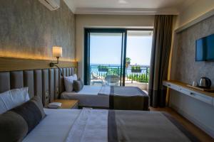 een hotelkamer met 2 bedden en een balkon bij DE'MANOR BOUTIQUE HOTEL in Alanya