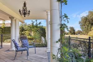 un porche con 2 sillas y una valla en WOOD14 - River Suite, en Perth