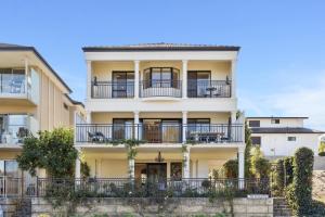 un condominio con balconi e alberi di WOOD14 - River Suite a Perth