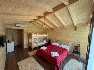 una camera da letto con un letto in una stanza di legno di Fishta Guesthouse - Mrizi i Zanave a Fishtë