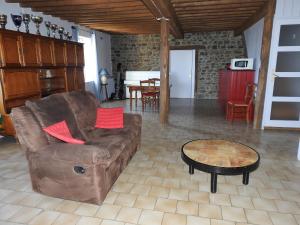 - un salon avec un canapé et une table dans l'établissement Domaine des Gardette, à Vaux-en-Beaujolais