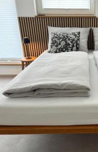 cama blanca grande con almohada encima en Ferienhaus Sachsenblick, en Sassnitz