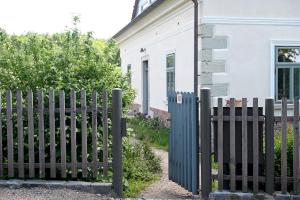 a black fence in front of a white house at Prázdninový dům DESÍTKA in Svídnice