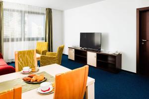 A television and/or entertainment centre at Apartmanovy dom Familia Smokovec