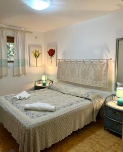 een slaapkamer met een bed met twee handdoeken erop bij Nura's - Casa Gea in Stintino +31 foto's