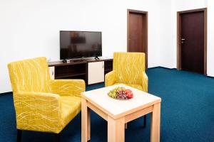 A television and/or entertainment centre at Apartmanovy dom Familia Smokovec