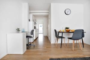 cocina y comedor con mesa y sillas en Apartments in the city center I private parking I home2share, en Dortmund