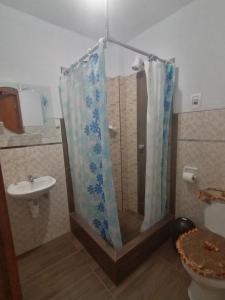 y baño con ducha y lavamanos. en Departamento Smart- Chiclayo B2, en Chiclayo