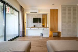 een hotelkamer met een wastafel en een badkamer bij DE'MANOR BOUTIQUE HOTEL in Alanya