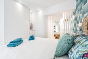 Un dormitorio con una cama con almohadas azules. en La Garita SAL & ARENA, en La Garita
