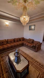 un soggiorno con divano e tavolo di Villa with riad style a Fes