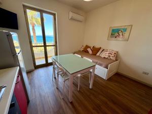 Televisyen dan/atau pusat hiburan di Caronì - Casa Sul Mare