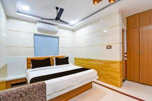 Un dormitorio con una cama grande y una ventana en OYO Maa Bhubaneswari Hotel, en Bhubaneshwar