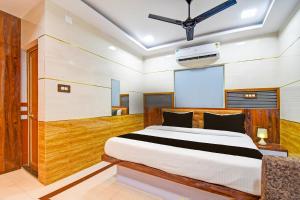 1 dormitorio con 1 cama en una habitación en OYO Maa Bhubaneswari Hotel, en Bhubaneshwar