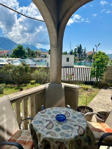 einen Tisch auf einem Balkon mit Hafenblick in der Unterkunft Villa Nela in Tivat