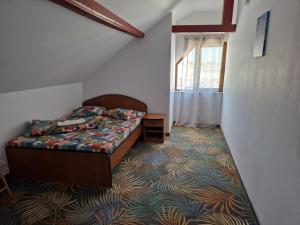 een kleine slaapkamer met een bed en een raam bij Vila Karina Beachfront Vama Veche in Vama Veche