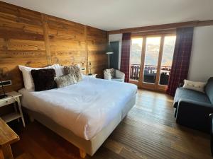 Letto o letti in una camera di Hôtel Chalet Royal