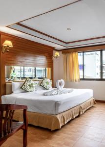Postel nebo postele na pokoji v ubytování JB Green Hotel Patong