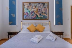 a bedroom with a bed with towels on it at HouSmart Cartoleria 8 in Bologna