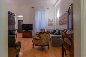 a living room with a couch and a chair at HouSmart Cartoleria 8 in Bologna
