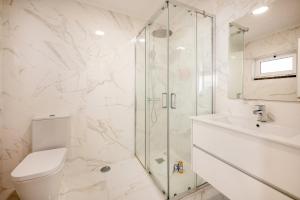 Bilik mandi di GuestReady - Grey pearl in Queluz