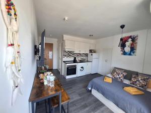 Kuchnia lub aneks kuchenny w obiekcie Casa Zoe - Apartamentos en Suite Budha - Buenas vibras! Edificio #LasNaciones