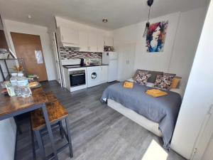 Kuchnia lub aneks kuchenny w obiekcie Casa Zoe - Apartamentos en Suite Budha - Buenas vibras! Edificio #LasNaciones