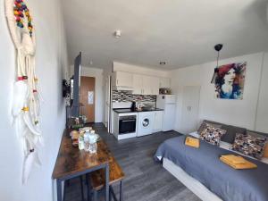 mały salonik z kanapą i stołem w obiekcie Casa Zoe - Apartamentos en Suite Budha - Buenas vibras! Edificio #LasNaciones w mieście Benalmádena