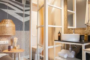 uma casa de banho com um lavatório e um chuveiro em room Select Bilbao em Bilbau