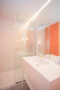 W łazience znajduje się biała umywalka i prysznic. w obiekcie Allegro Boutique Apartments by Liiiving w Porto