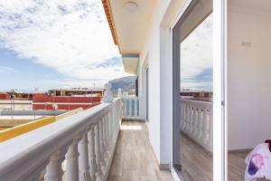 Un balcón o terraza de Home2Book Charming Apt Mountain Views Los Silos