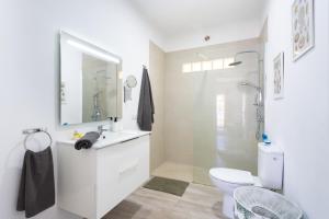 Un baño con lavabo, inodoro y ducha. en Home2Book Charming Apt Mountain Views Los Silos, en Los Silos 21 fotos más