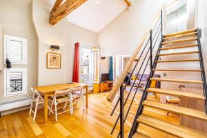 - une cuisine et une salle à manger avec une table en bois et des escaliers dans l'établissement GuestReady - Comfortable getaway near Paris, à Boulogne-Billancourt