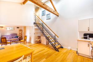 une cuisine et un salon avec un escalier en colimaçon dans l'établissement GuestReady - Comfortable getaway near Paris, à Boulogne-Billancourt