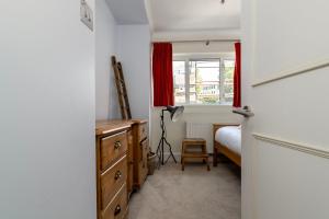 a bedroom with a bed and a desk and a window at GuestReady - The Perfect Getaway in Westminster in London