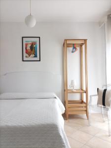 1 dormitorio blanco con 1 cama y 1 silla en Villa Istonia en Cupello
