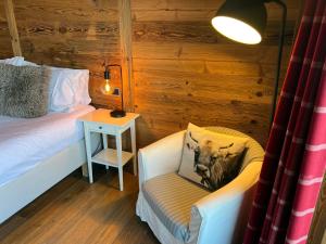 Letto o letti in una camera di Hôtel Chalet Royal