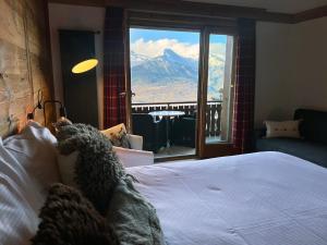 Letto o letti in una camera di Hôtel Chalet Royal