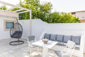 Predel za sedenje v nastanitvi Olympa Suites