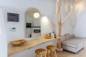 Predel za sedenje v nastanitvi Olympa Suites