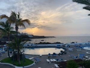a view of a resort with a pool and the ocean at Apartamento MAR Y TEIDE in Sauzal